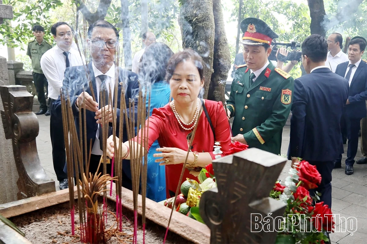 Đoàn đại biểu dự Đại hội Thi đua yêu nước dâng hương tưởng niệm các Vua Hùng