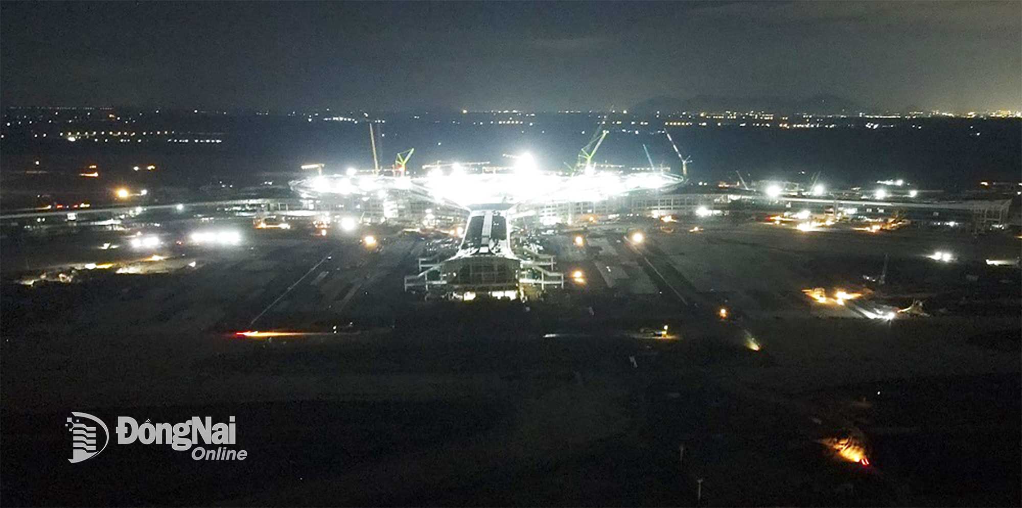 Cách không xa khu vực thi công đường băng thứ 2, việc thi công nhà ga hành khách Sân bay Long Thành giai đoạn 1 cũng được duy trì với tinh thần “3 ca, 4 kíp”, “làm ngày, làm đêm”. Ảnh: Phạm Tùng