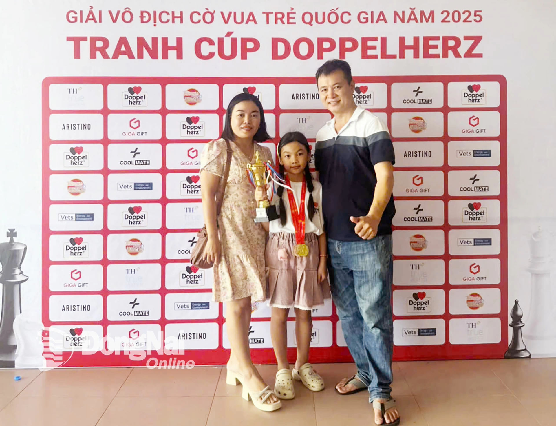 Ngũ Phương Linh cùng ba mẹ sau thành tích đạt được ở giải trẻ quốc gia. Ảnh: NVCC