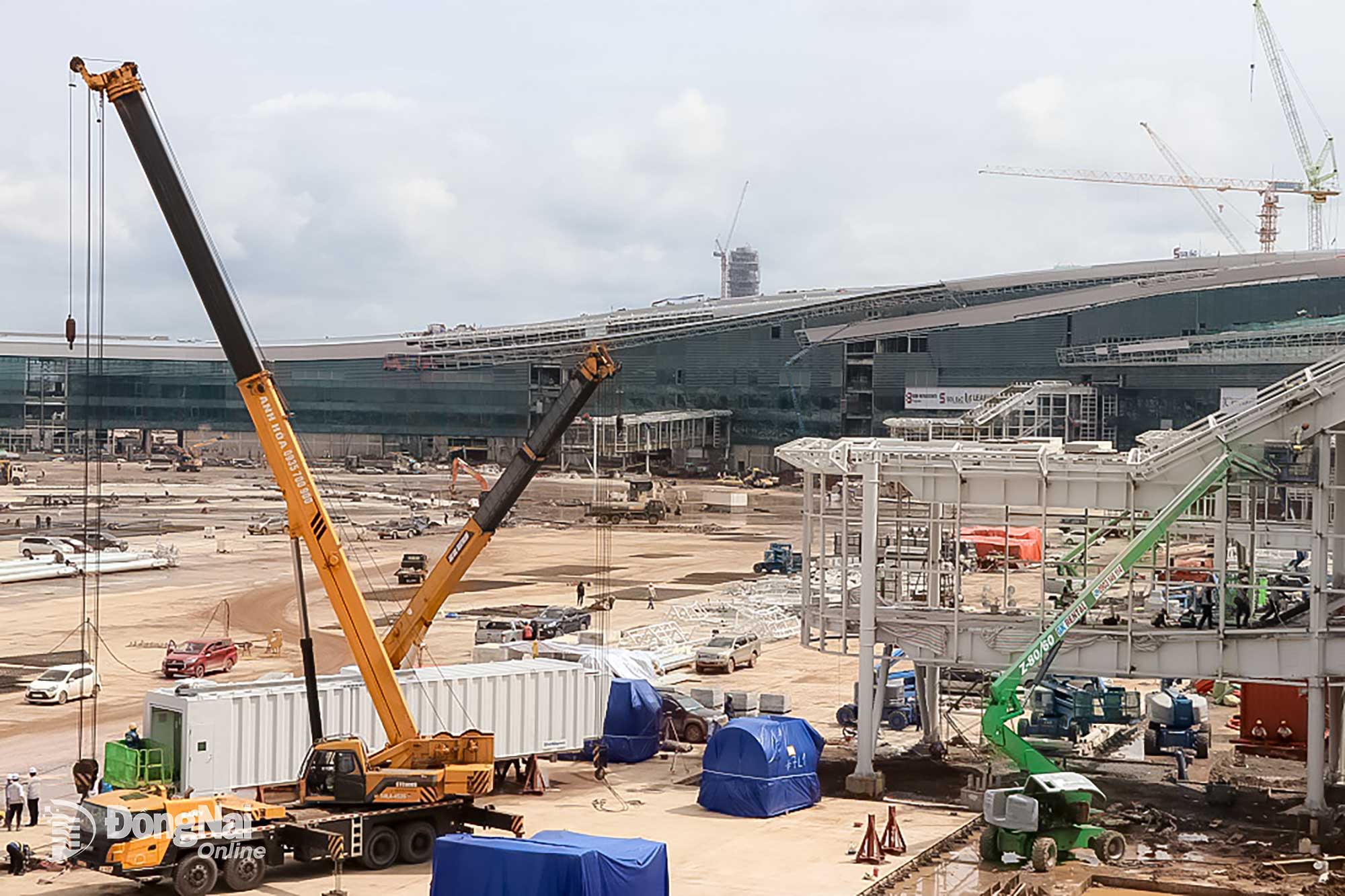 Hệ thống cầu ống lồng hiện đã được vận chuyển về công trường Sân bay Long Thành để phục vụ lắp đặt vào phần kết cấu thép khu cầu ống lồng. Ảnh: Phạm Tùng  