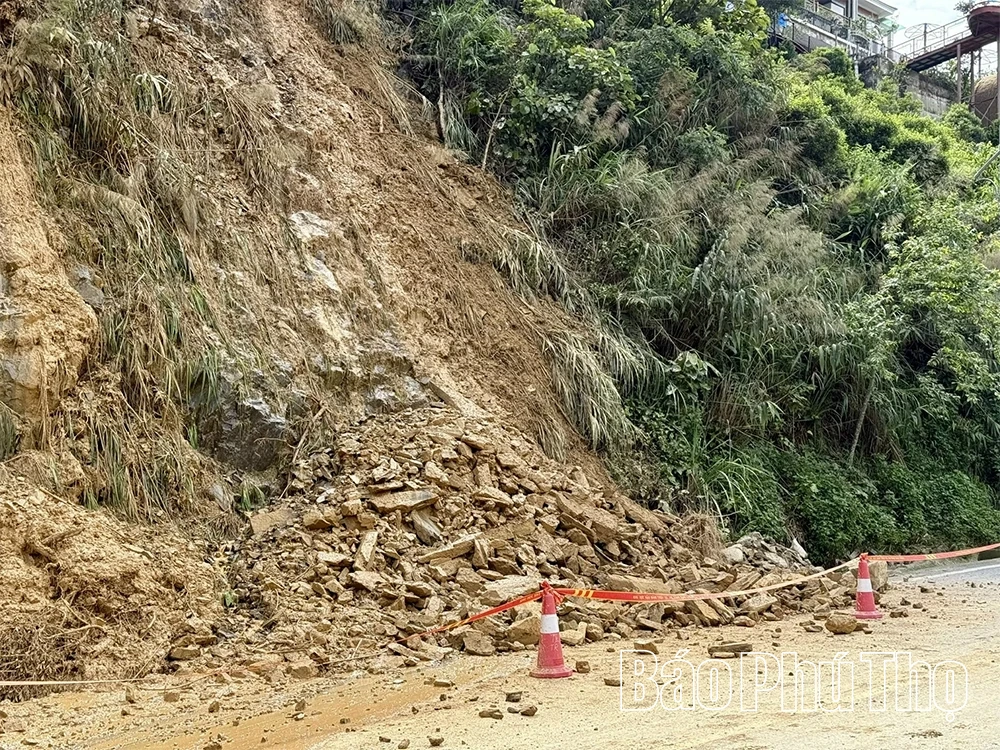 Khẩn trương khắc phục sạt trượt đất đá, đảm bảo giao thông thông suốt tại Tam Đảo