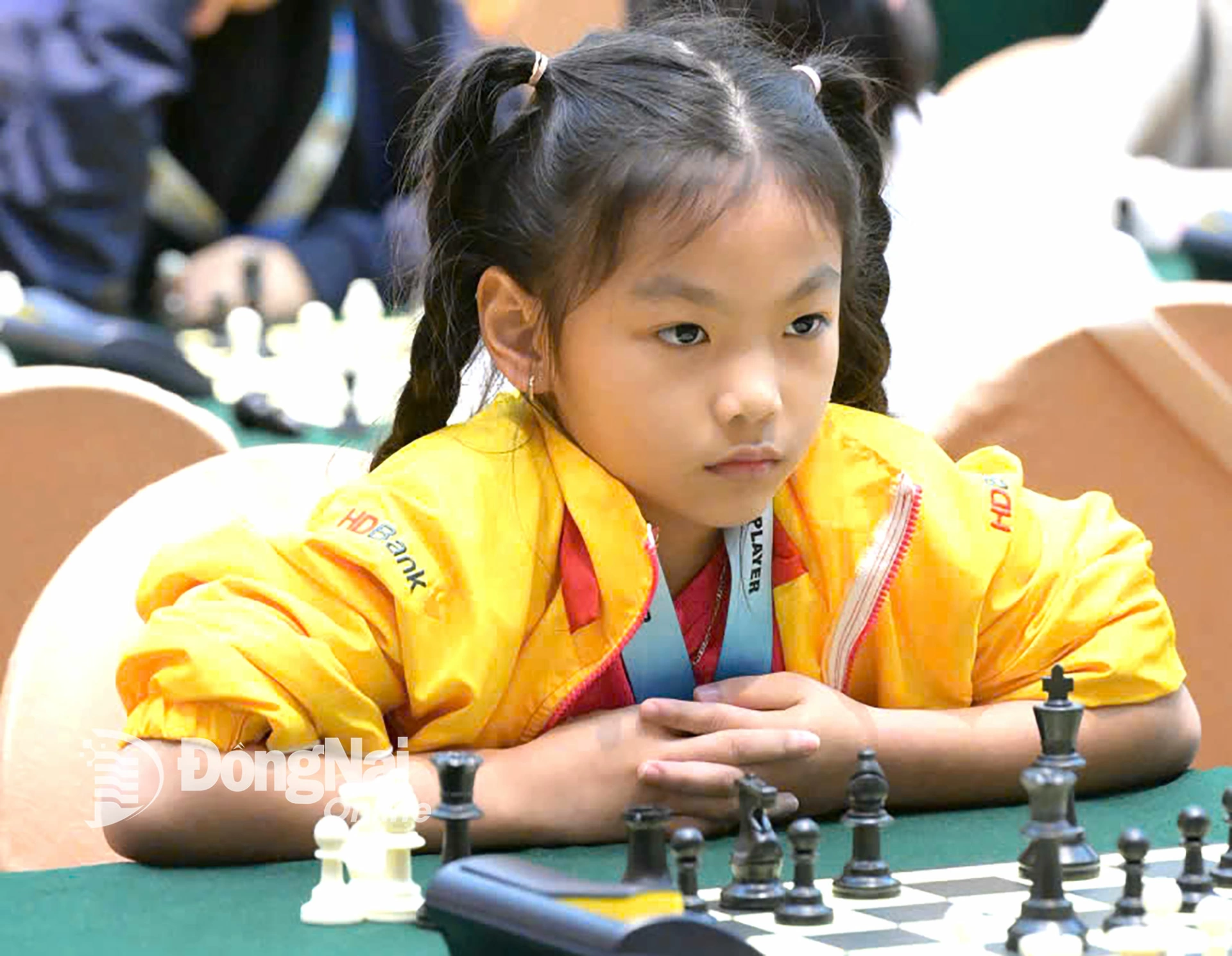 Ngũ Phương Linh thi đấu tại Giải vô địch cờ vua các nhóm tuổi Đông Nam Á 2025. Ảnh: NVCC