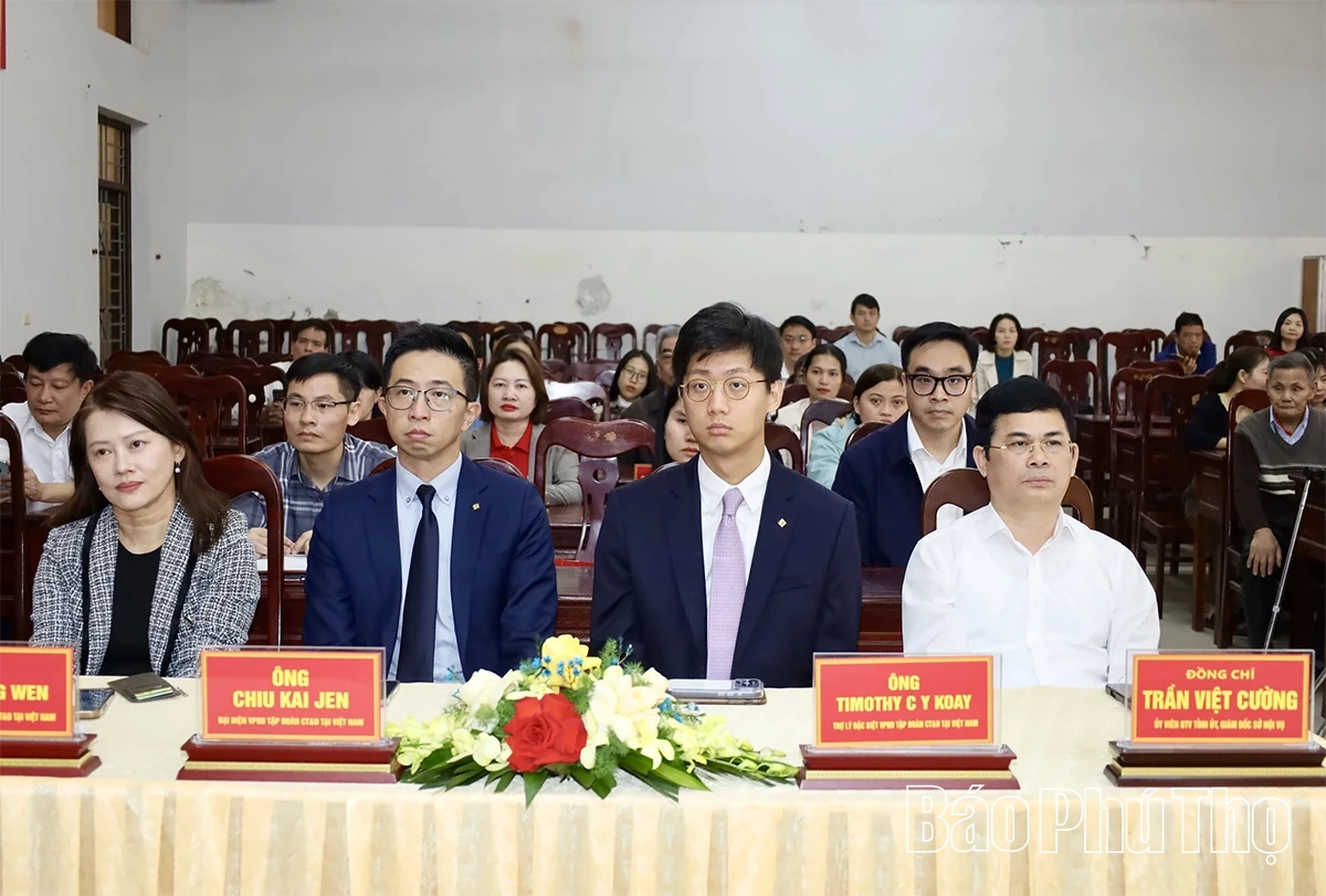 Trao tặng xe lăn cho người có công và thân nhân người có công với cách mạng