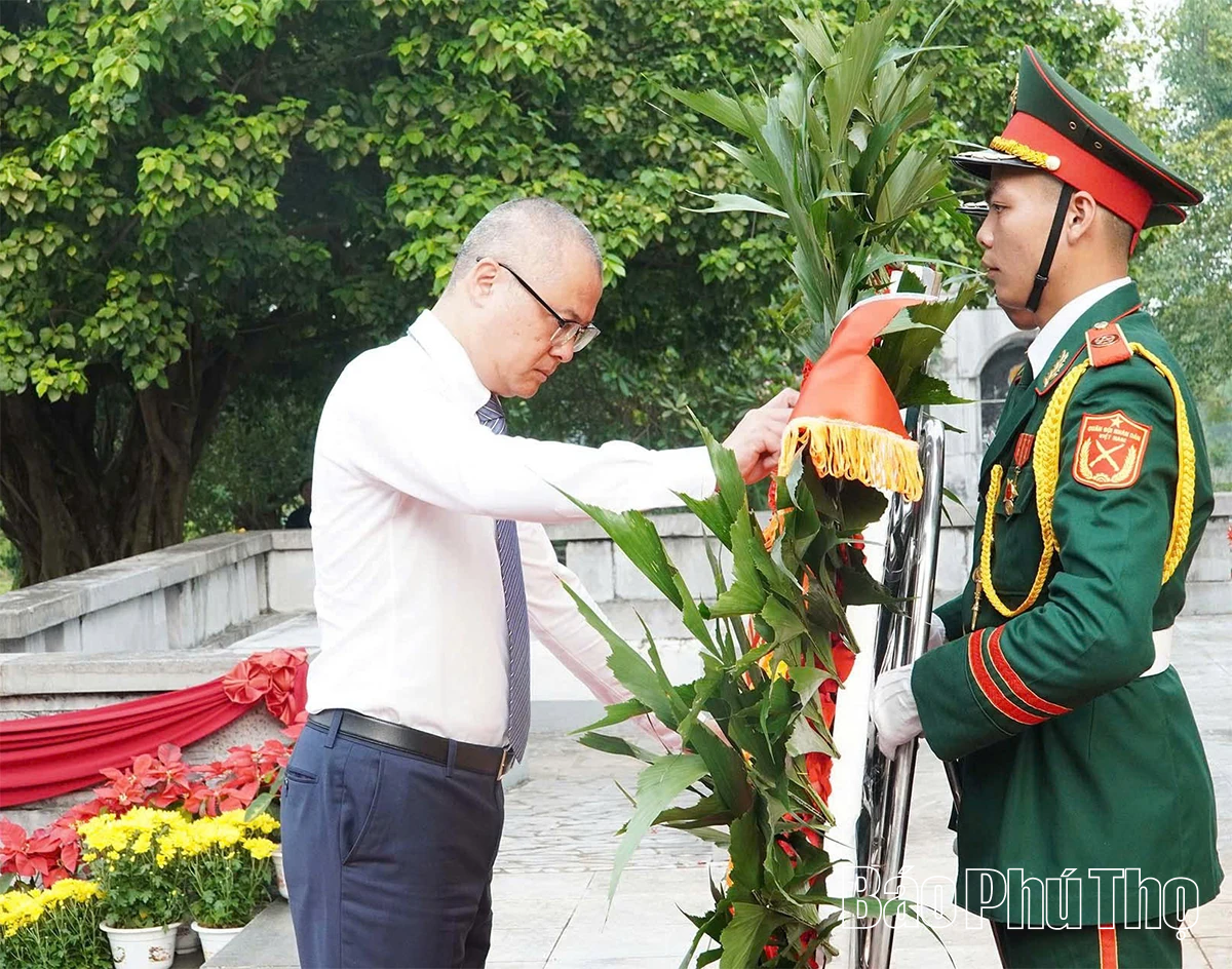 Lãnh đạo Tỉnh ủy, HĐND, UBND, Ủy ban MTTQ tỉnh dâng hương tưởng niệm các Anh hùng liệt sĩ