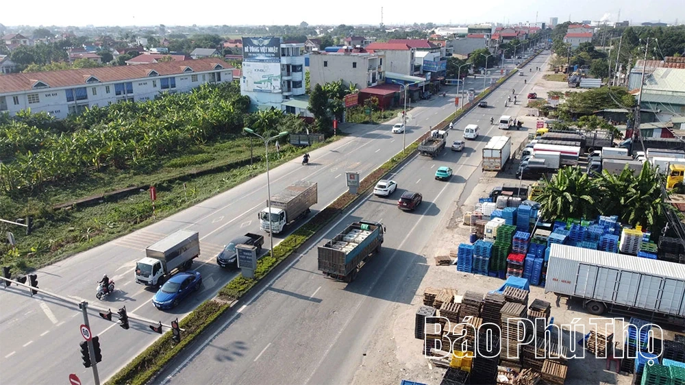 Hành lang quốc lộ 2 bị lấn chiếm, gây mất an toàn giao thông