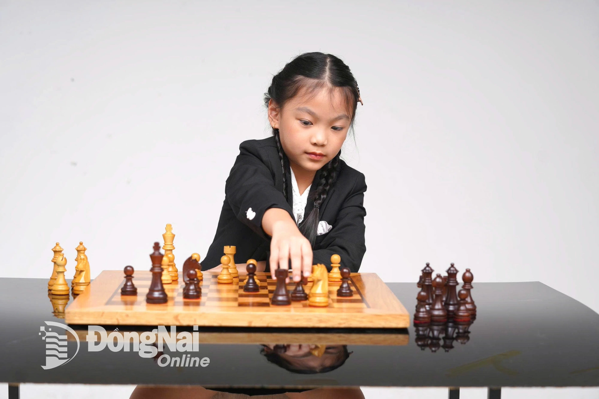 Chỉ tham gia thi đấu cờ vua hơn 1 năm, Ngũ Phương Linh đạt được thành tích đáng nể. Ảnh: NVCC