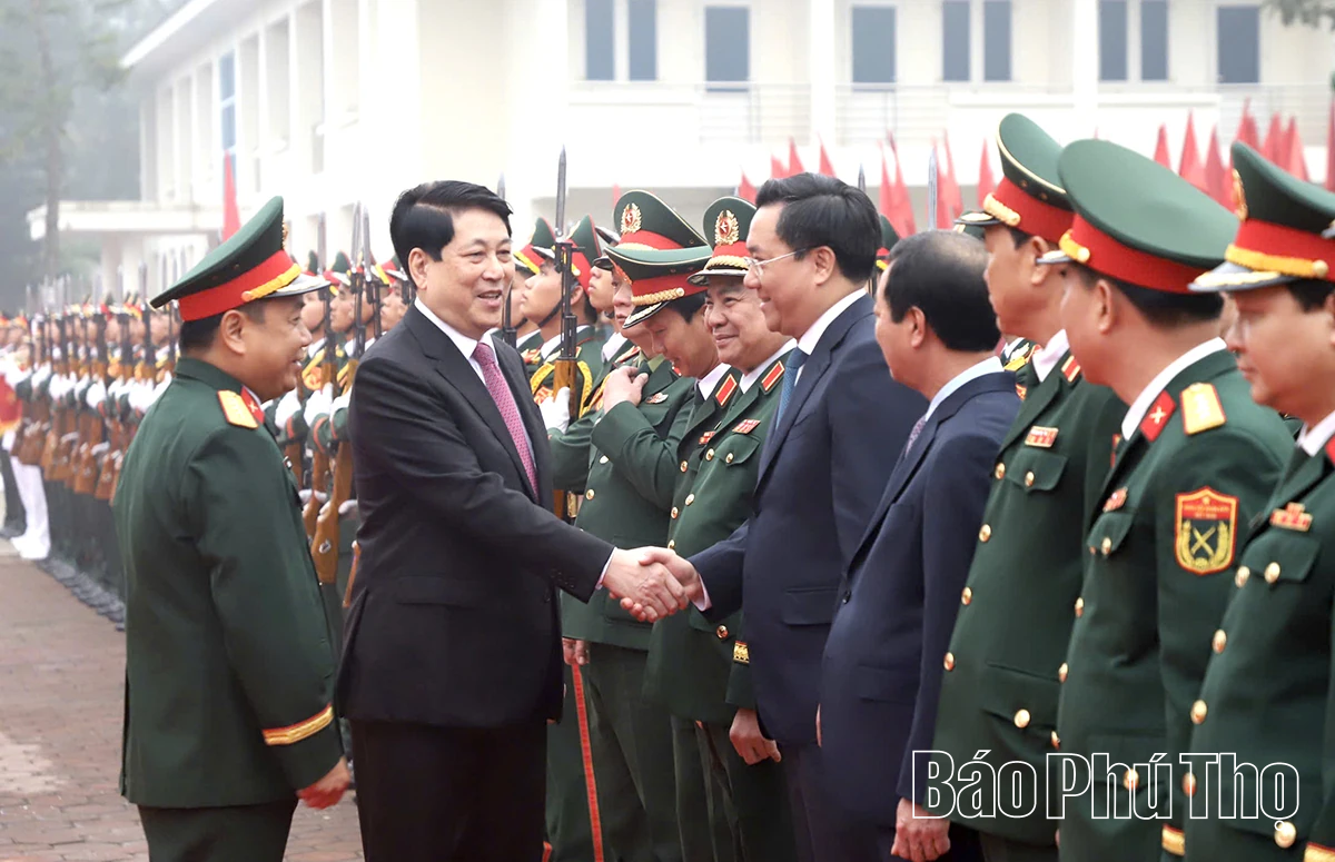 Chủ tịch nước Lương Cường thăm, ch&uacute;c Tết c&aacute;n bộ, chiến sĩ Sư đo&agrave;n 316