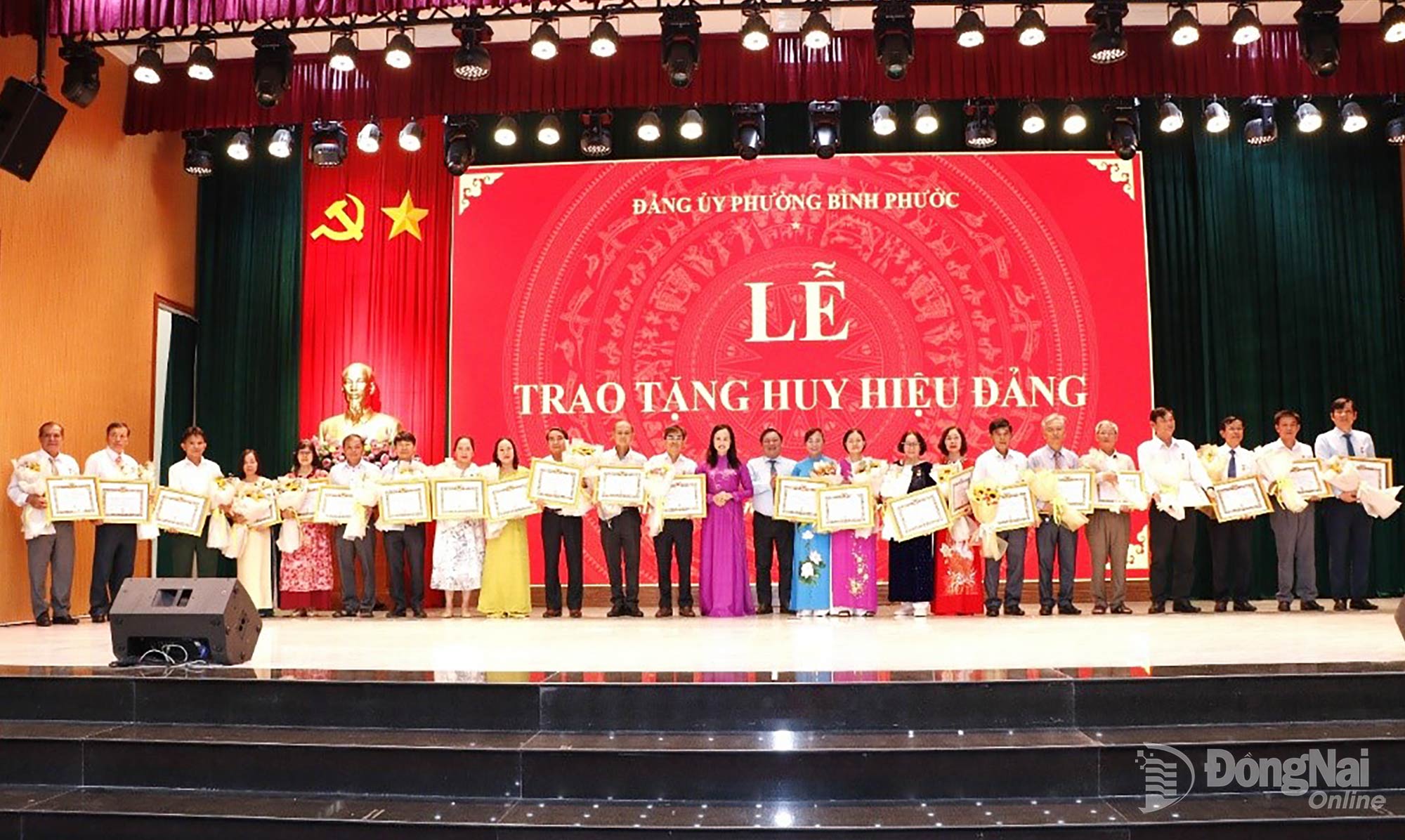Thường trực Đảng ủy phường Bình Phước trao Huy hiệu Đảng cho các đảng viên cao tuổi Đảng. Ảnh: Nhã Trâm