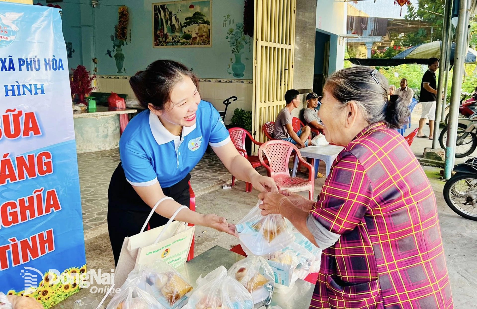 Hội Liên hiệp Phụ nữ xã Phú Hòa với mô hình Bữa sáng nghĩa tình được duy trì nhiều năm nay giúp đỡ những người khó khăn. Ảnh: Thanh Sơn