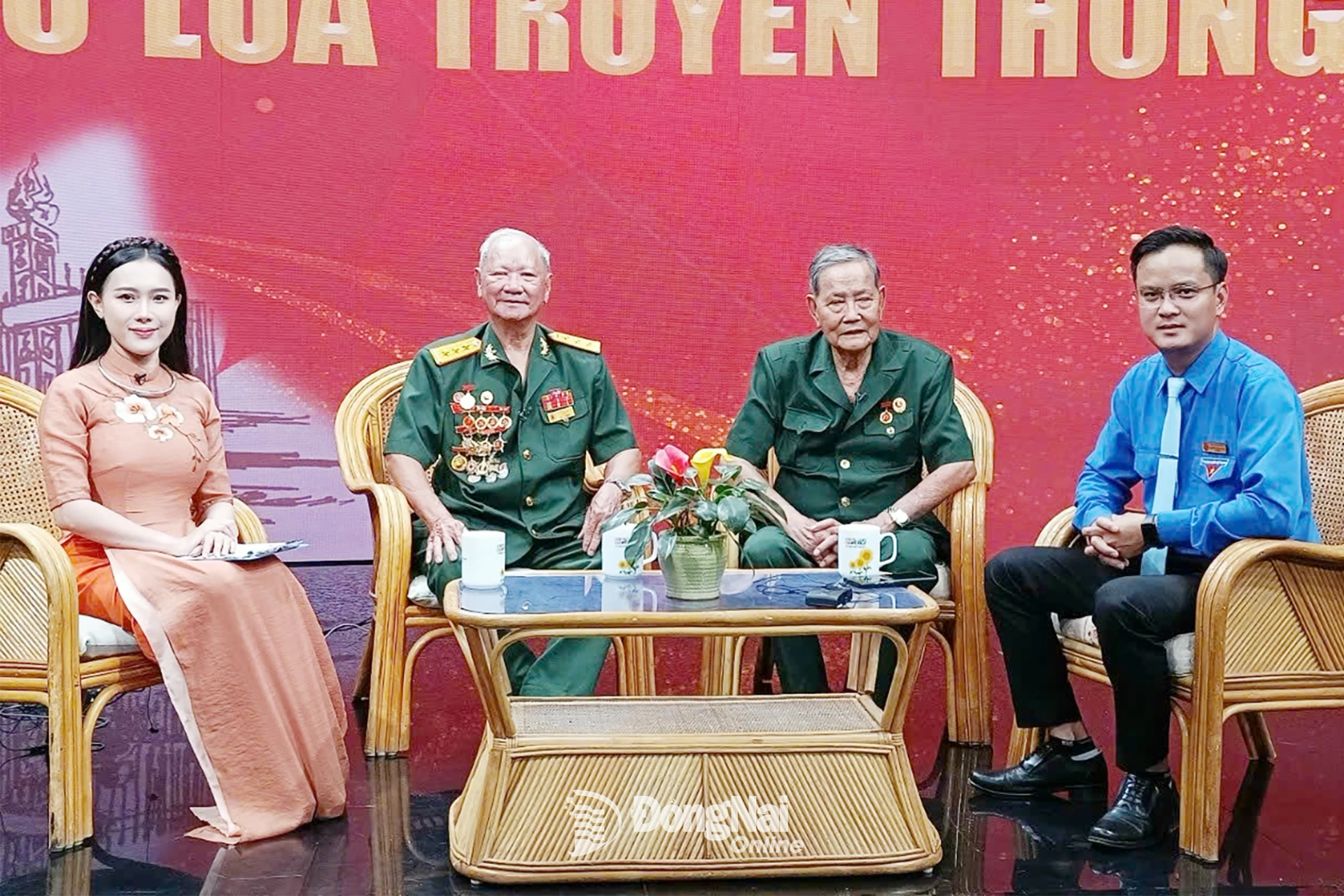 Cựu chiến binh Đỗ Thám (giữa) kể về ký ức của một thời kháng chiến anh dũng