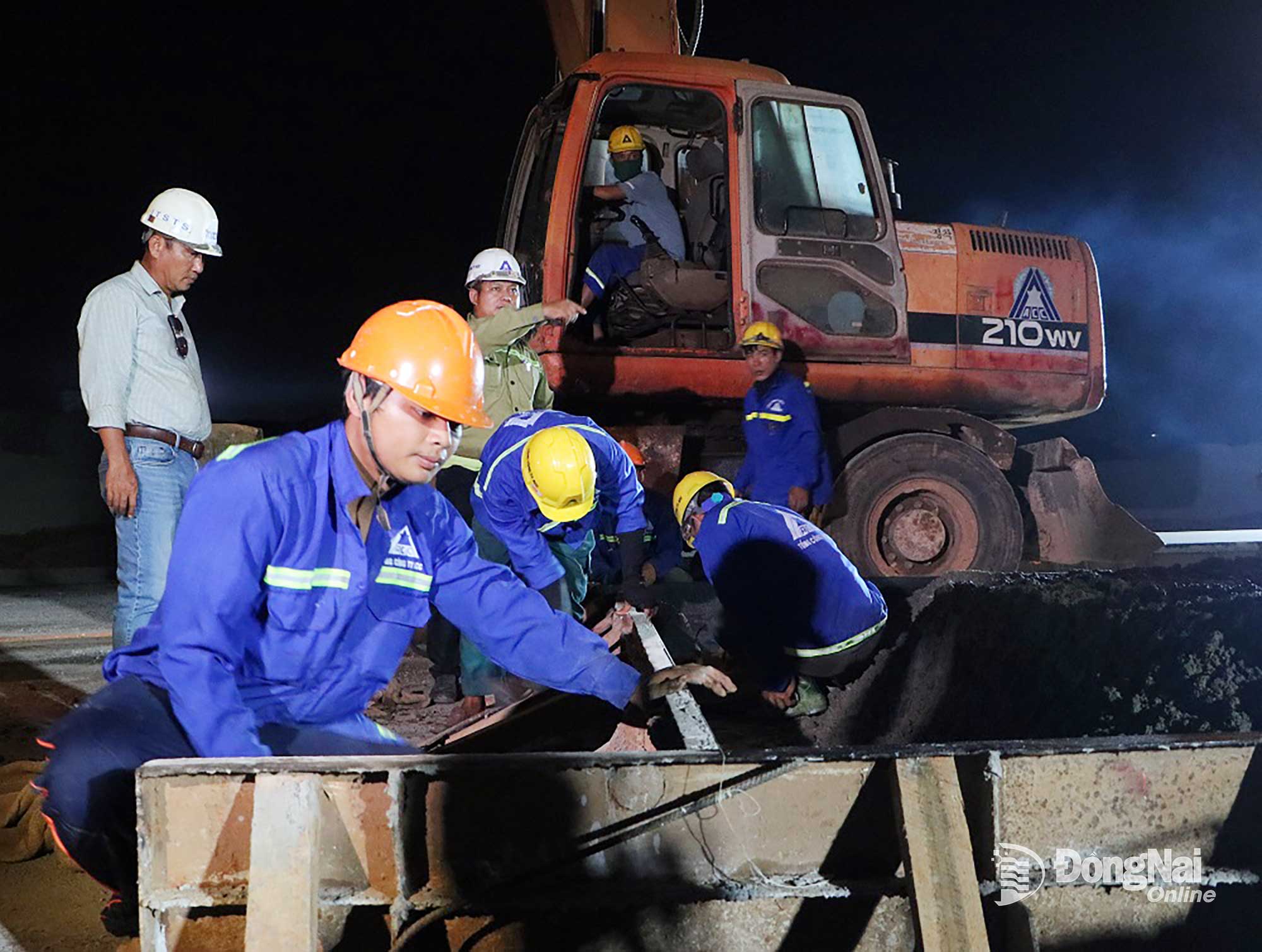 Tại công trình xây dựng đường cất hạ cánh (đường băng) thứ 2, việc thi công đêm được thực hiện nhằm đảm bảo hoàn thành hạng mục này đồng bộ với các hạng mục khác của Dự án Sân bay Long Thành. Ảnh: Phạm Tùng