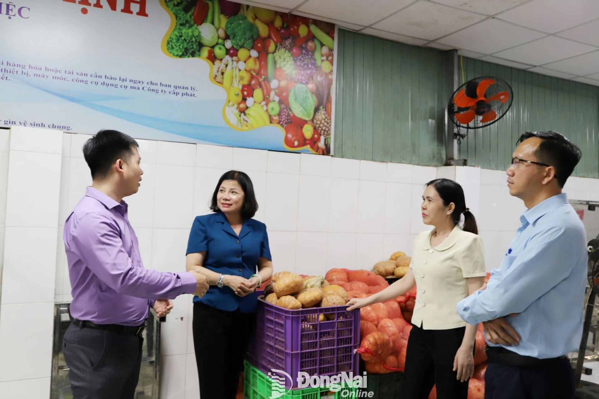 Phó Giám đốc Sở Nông nghiệp và Môi trường tỉnh Đồng Nai Lê Thị Ánh Tuyết khảo sát kho rau, củ tươi sống tại Công ty TNHH MTV Thực phẩm Thiên Hưng Thịnh (phường Long Bình). Ảnh: B.Nguyên