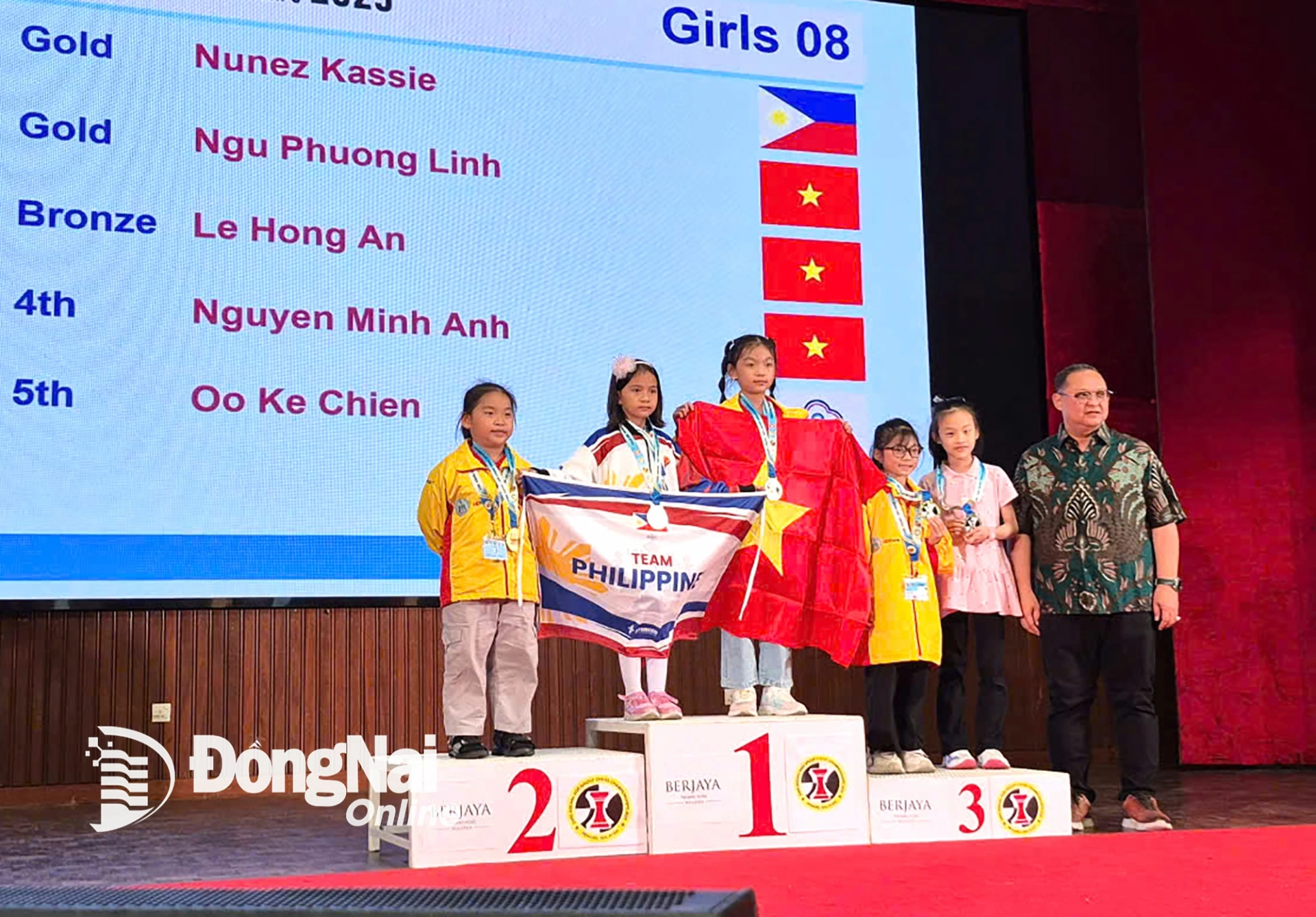 Ngũ Phương LInh trên bục nhận huy chương vàng cá nhân nữ U.8 Cờ tiêu chuẩn Giải vô địch cờ vua nhóm tuổi Đông Nam Á 2025. Ảnh: NVCC