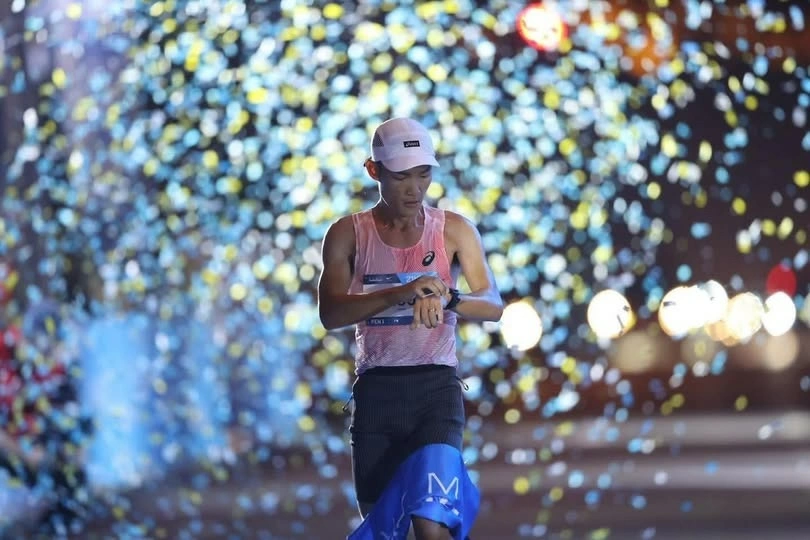 Ho&agrave;ng Nguy&ecirc;n Thanh về đ&iacute;ch đầu ti&ecirc;n cư ly 21 km với th&agrave;nh t&iacute;ch 1 giờ 8 ph&uacute;t 32 gi&acirc;y tại Ho Chi Minh City Marathon 2026. Ảnh: HCMC Marathon  