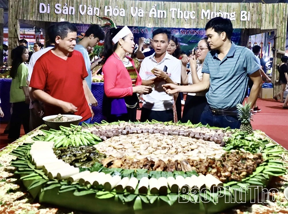 Chả cuốn l&aacute; bưởi - tinh t&uacute;y ẩm thực xứ Mường