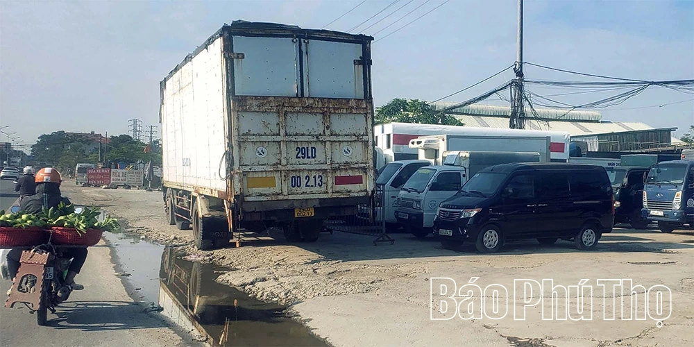 Hành lang quốc lộ 2 bị lấn chiếm, gây mất an toàn giao thông