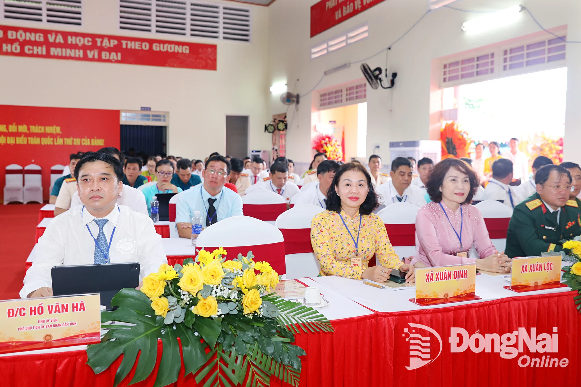 Tỉnh ủy viên, Phó Chủ tịch UBND tỉnh Đồng Nai Hồ Văn Hà và các đại biểu dự đại hội. Ảnh: Huy Anh