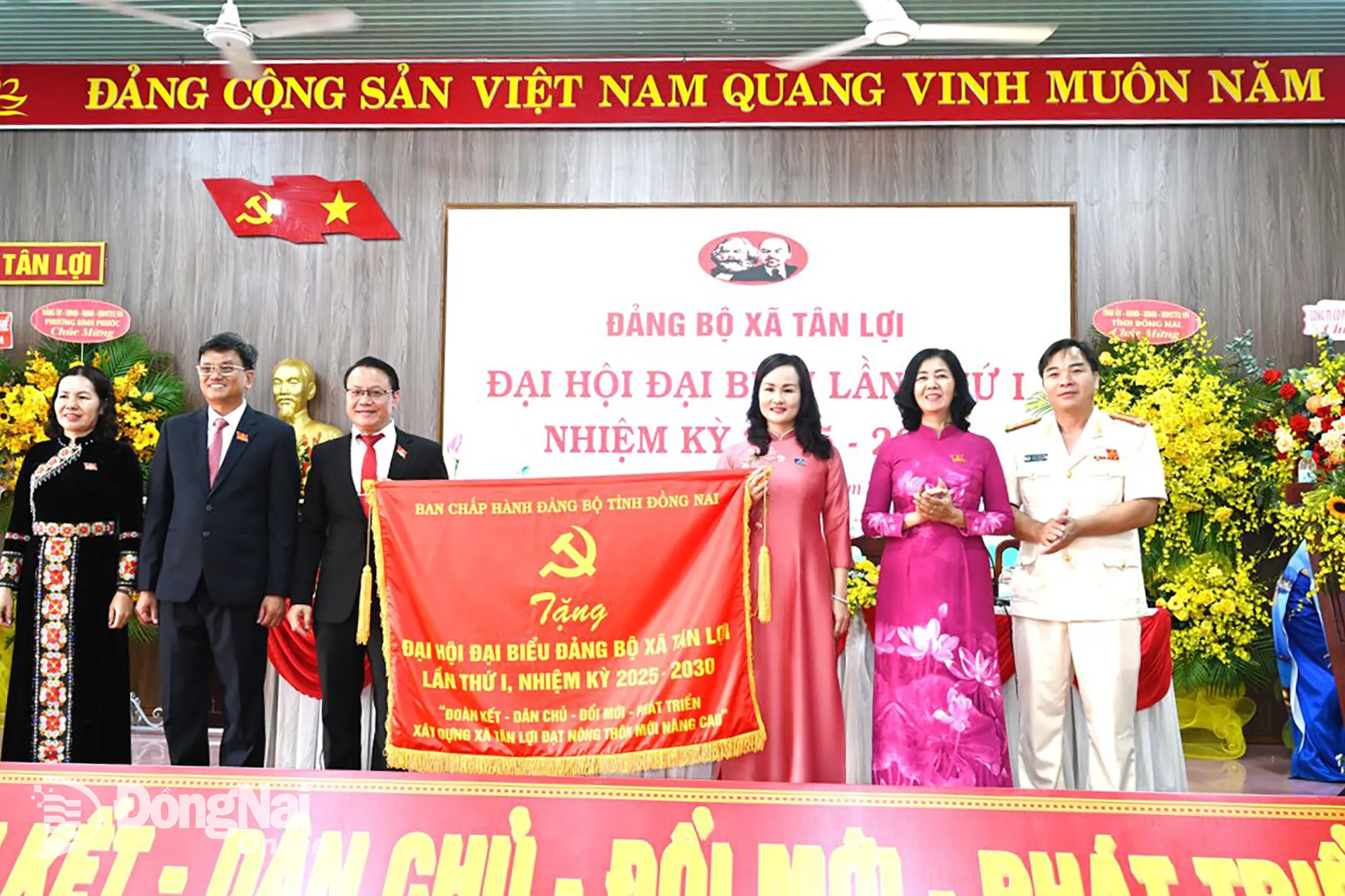 Ủy viên Ban Thường vụ Tỉnh ủy, Bí thư Đảng ủy phường Bình Phước Giang Thị Phương Hạnh trao lẵng hoa, bức trướng của Ban Chấp hành Đảng bộ tỉnh Đồng Nai tặng đại hội. Ảnh: Ngọc Thảo