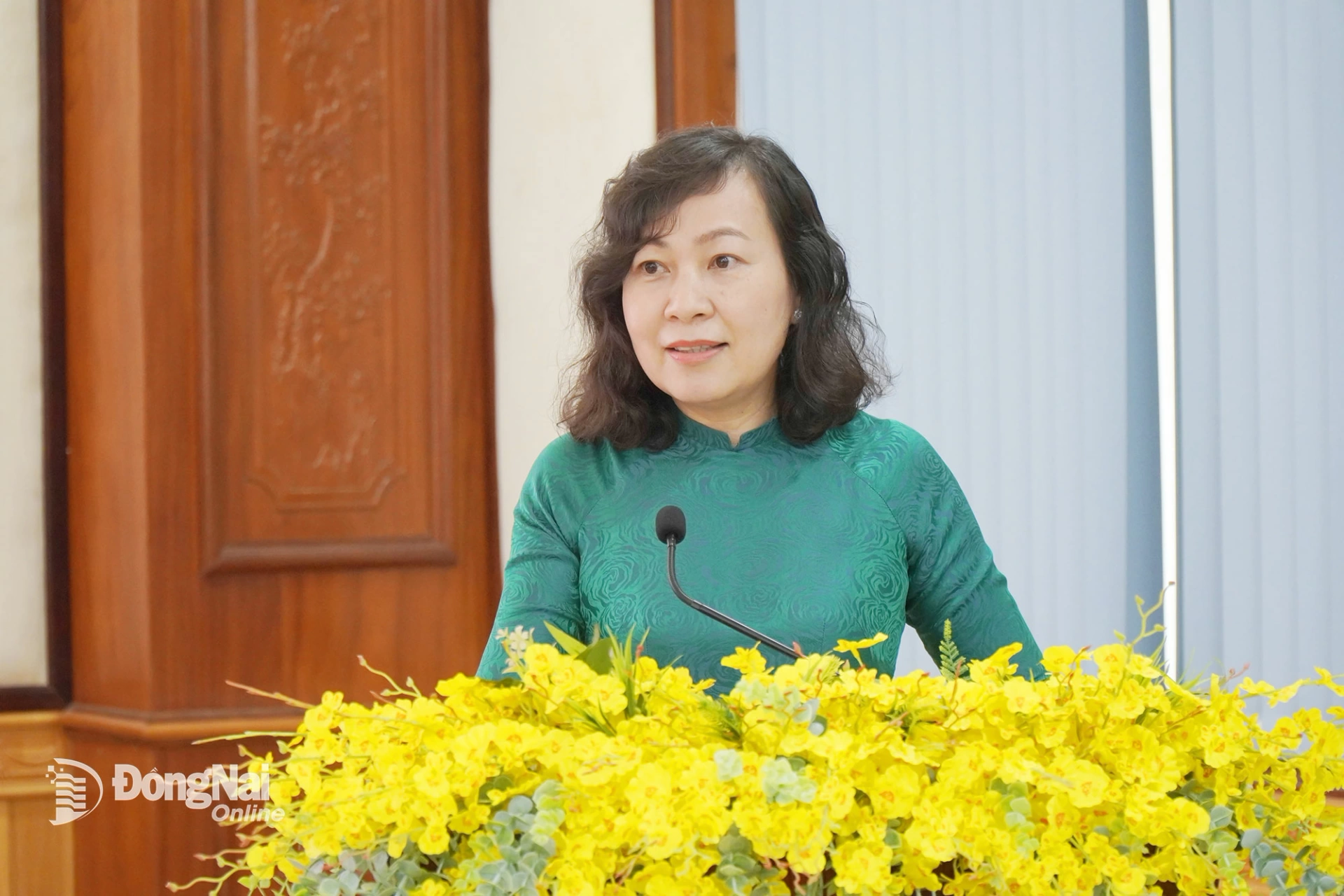 Phó Bí thư Tỉnh ủy, Chủ tịch Ủy ban MTTQ Việt Nam tỉnh Đồng Nai Huỳnh Thị Hằng phát biểu chúc mừng các đảng viên được nhận huy hiệu Đảng. Ảnh: Vũ Nguyện