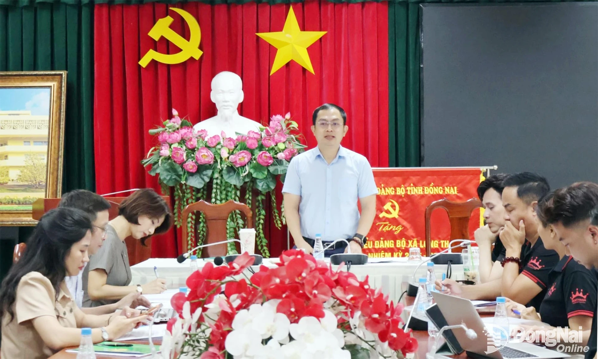 Phó Bí thư Đảng ủy, Chủ tịch UBND phường Long Thành Lê Hoàng Sơn chủ trì làm việc. Ảnh: Nguyệt Hà