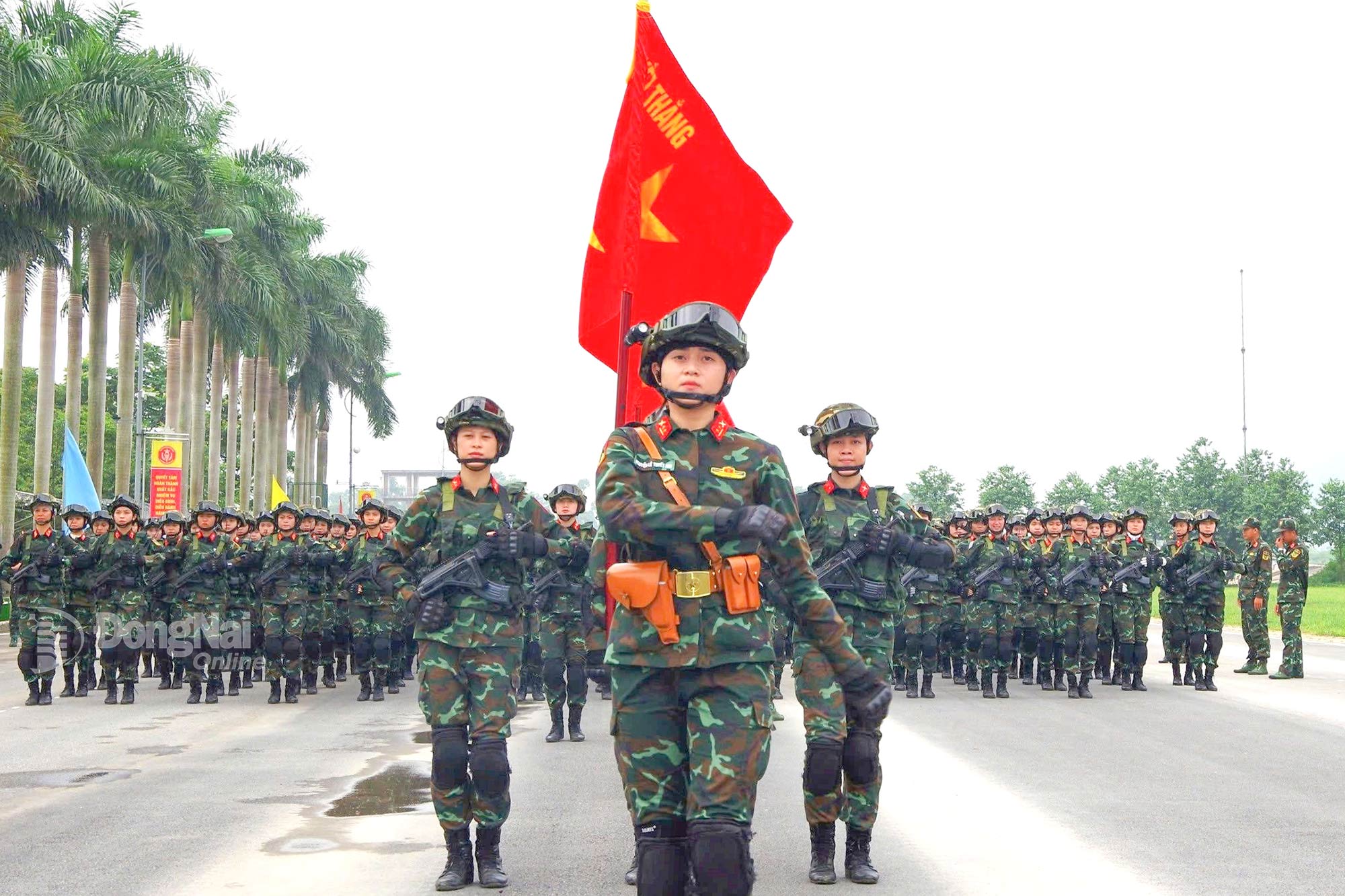 Khối trưởng Khối Nữ biệt động Nguyễn Lê Tuyết Nhi và đồng đội trong buổi tập luyện phục vụ nhiệm vụ A80.