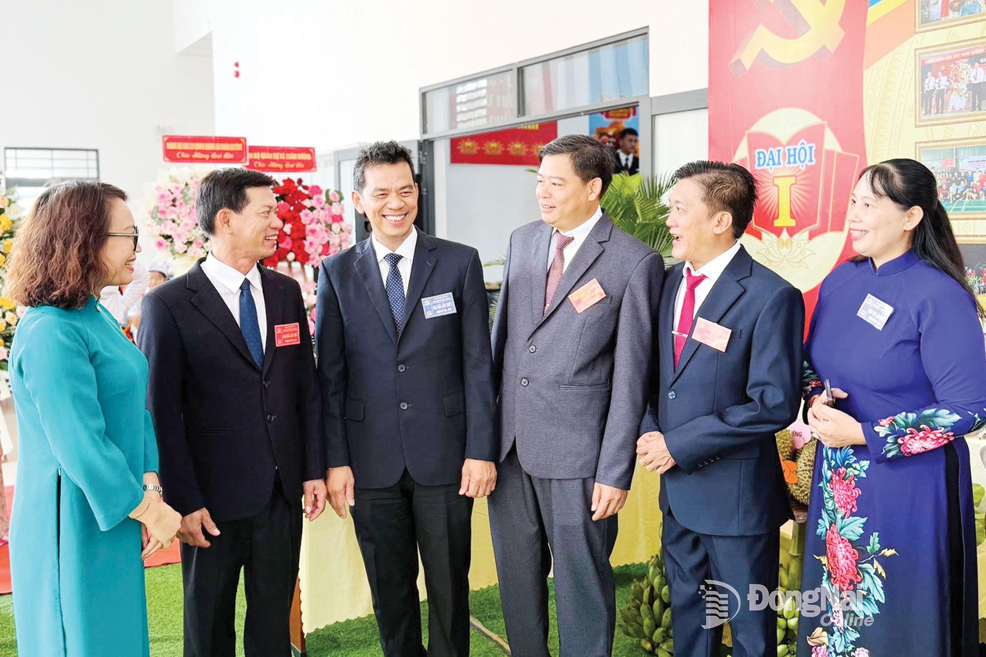 Đồng chí Trần Trung Nhân (thứ 3 từ trái qua), Ủy viên Ban Thường vụ Tỉnh ủy, Chủ nhiệm Ủy ban Kiểm tra Tỉnh ủy và các đại biểu trao đổi tại Đại hội Đại biểu Đảng bộ xã Xuân Đường lần thứ I, nhiệm kỳ 2025-2030. Ảnh: C.T.V