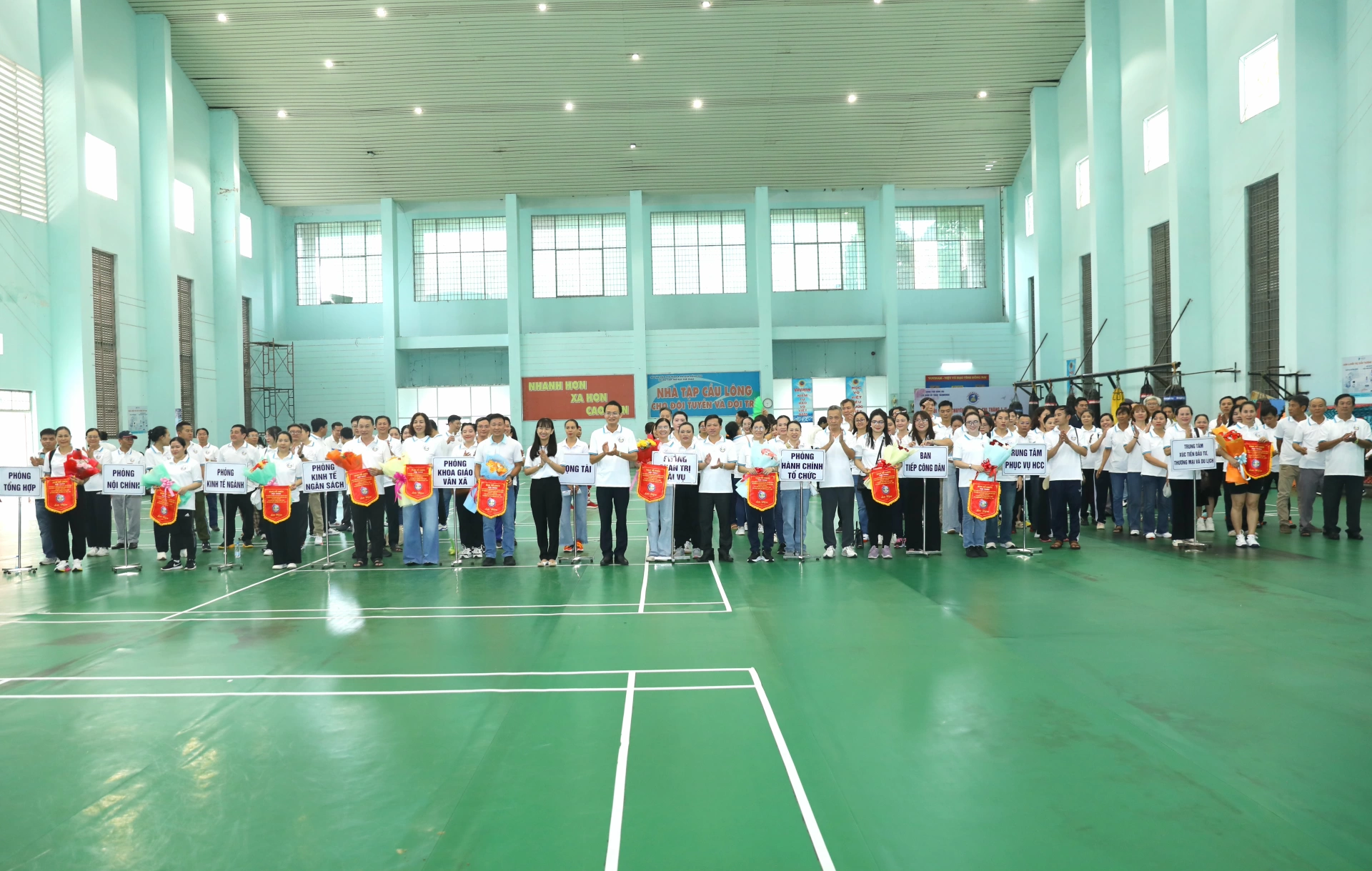 Ban tổ chức tặng cờ lưu niệm và hoa cho các đơn vị tại lễ khai mạc. Ảnh: Huy Anh