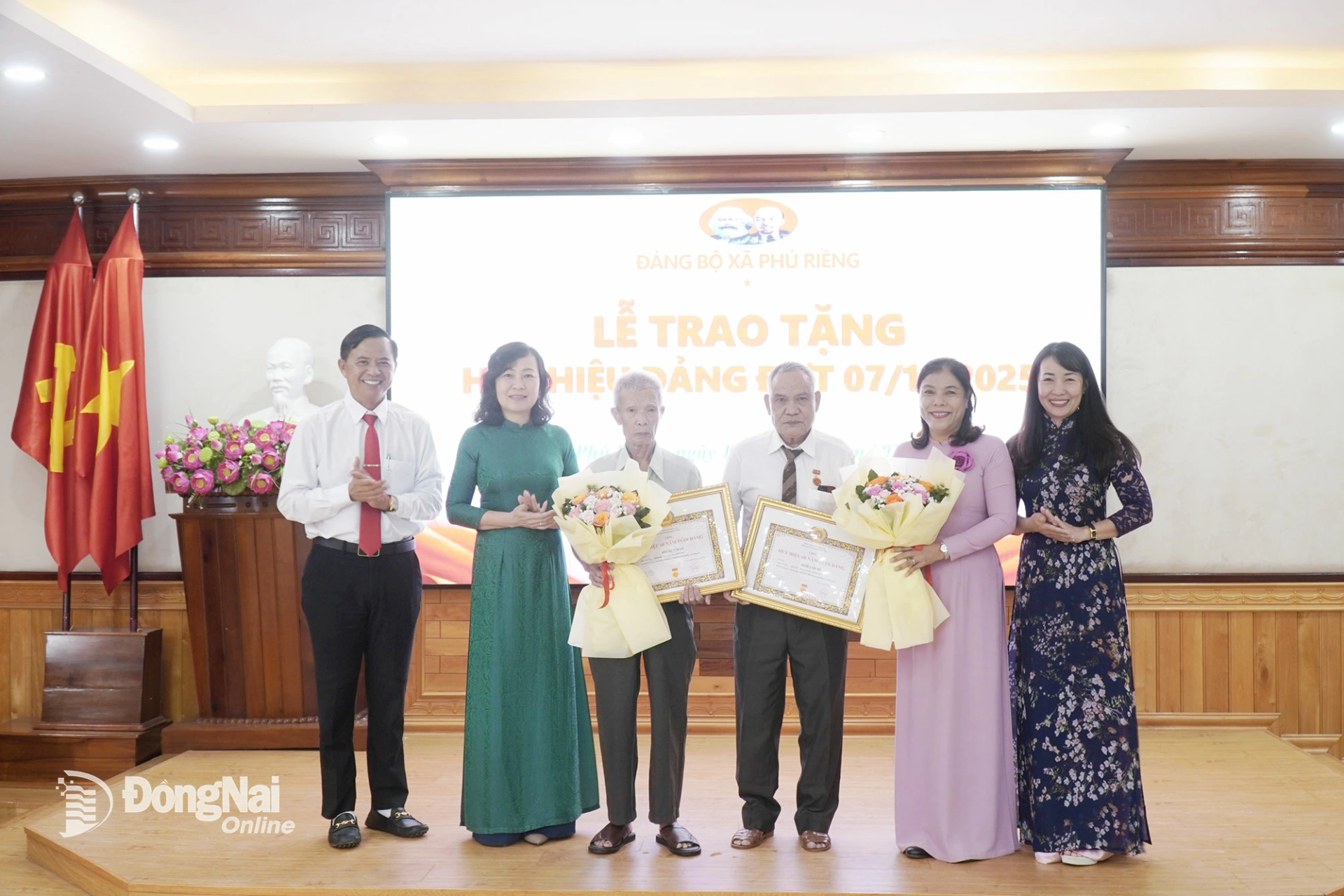 Phó Bí thư Tỉnh ủy, Chủ tịch Ủy ban MTTQ Việt Nam tỉnh Đồng Nai Huỳnh Thị Hằng trao huy hiệu 60 năm tuổi Đảng cho 2 đảng viên. Ảnh: Vũ Nguyện