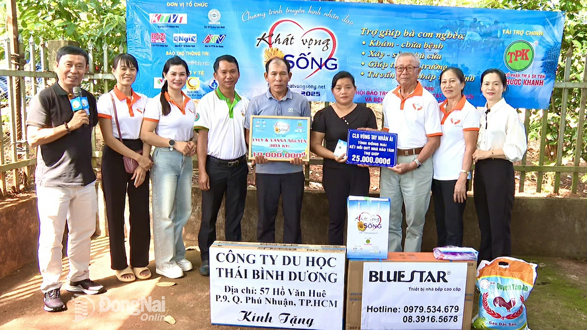 Câu lạc bộ Vòng tay nhân ái tỉnh Đồng Nai trao bảng nhà tài trợ tiêu biểu trị giá 25 triệu đồng. Ảnh: Phú Quý