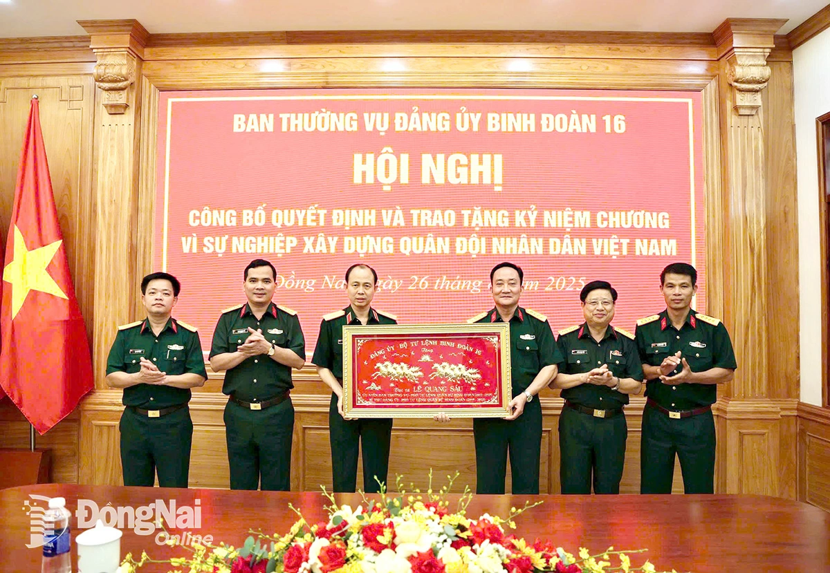 Ban Thường vụ Đảng ủy, Bộ Tư lệnh Binh đoàn 16 trao bức trướng nhằm ghi nhận công lao, sự đóng góp của Đại tá Lê Quang Sáu. Ảnh: Anh Đức
