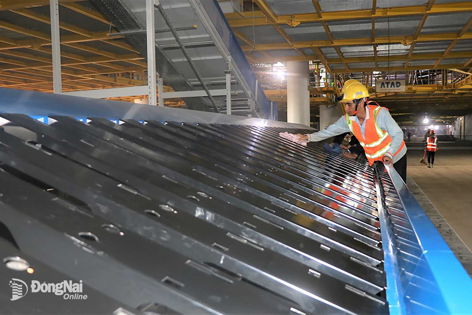 Công nhân vệ sinh hệ thống xử lý hành lý sau khi được lắp đặt. Ảnh: Phạm Tùng  