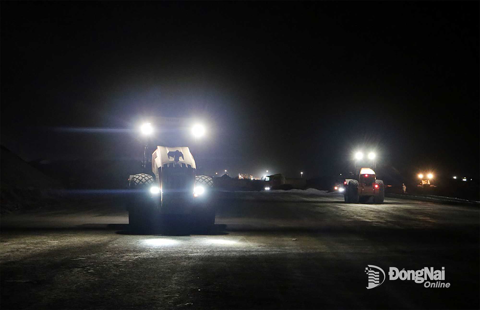 Hàng loạt máy móc được huy động triển khai vào ban đêm nhằm hoàn thành đúng tiến độ đối với hạng mục đường băng thứ 2 Sân bay Long Thành giai đoạn 1. Ảnh: Phạm Tùng