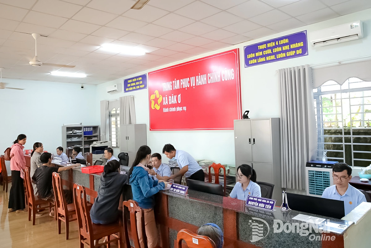 Cán bộ, công chức Trung tâm Phục vụ hành chính công xã Đăk Ơ, tỉnh Đồng Nai giải quyết thủ tục hành chính cho người dân. Ảnh: Trương Hiện