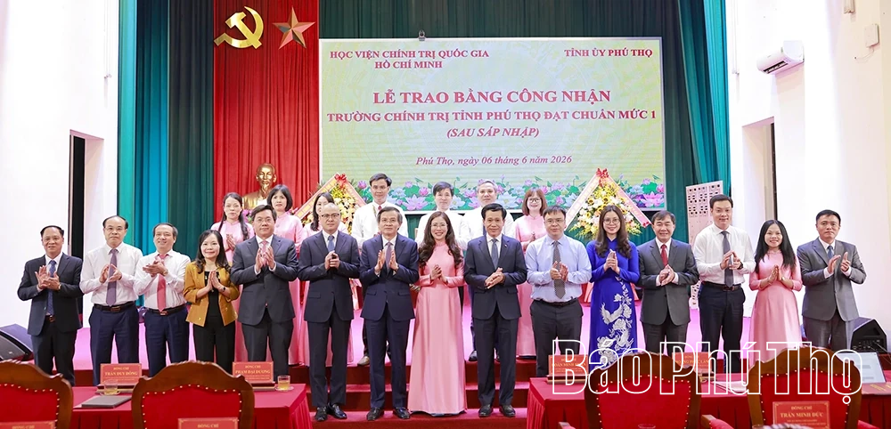 Lễ trao Bằng công nhận Trường Chính trị tỉnh Phú Thọ đạt chuẩn mức 1 sau sáp nhập