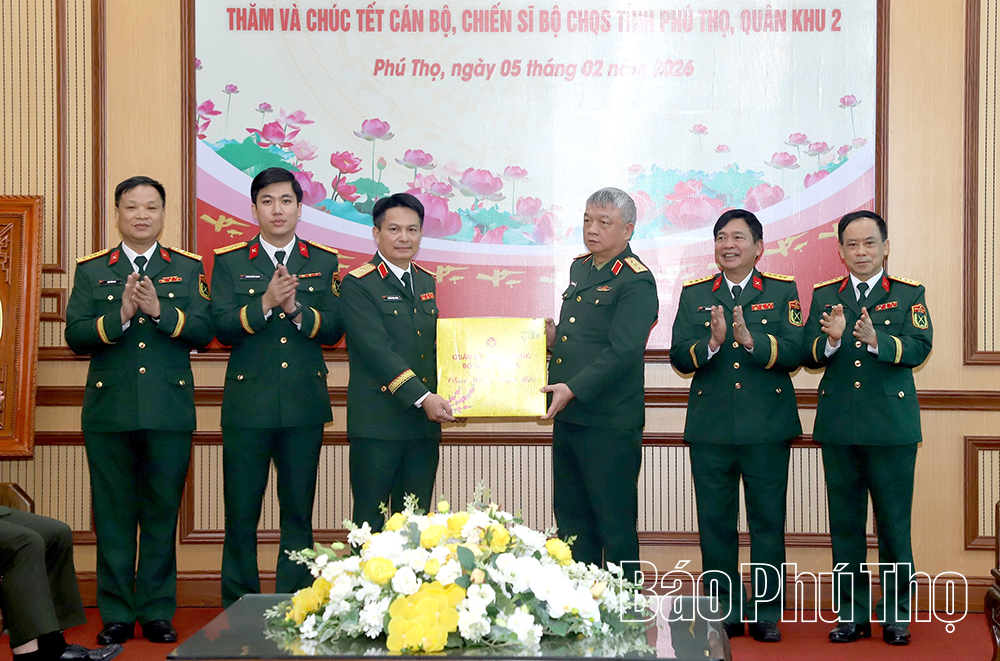 Chủ tịch nước Lương Cường thăm, tặng qu&agrave; v&agrave; ch&uacute;c Tết tại Ph&uacute; Thọ