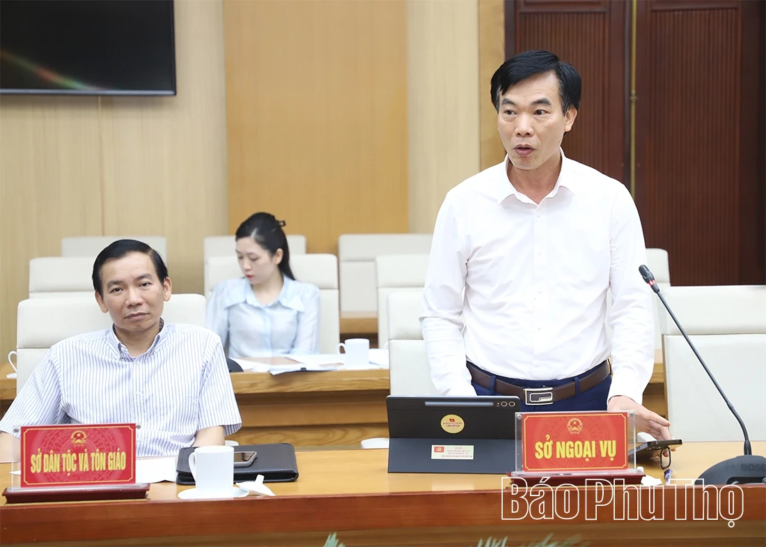 Chủ tịch UBND tỉnh Trần Duy Đông nghe báo cáo về đánh giá KPI và biên chế giáo dục