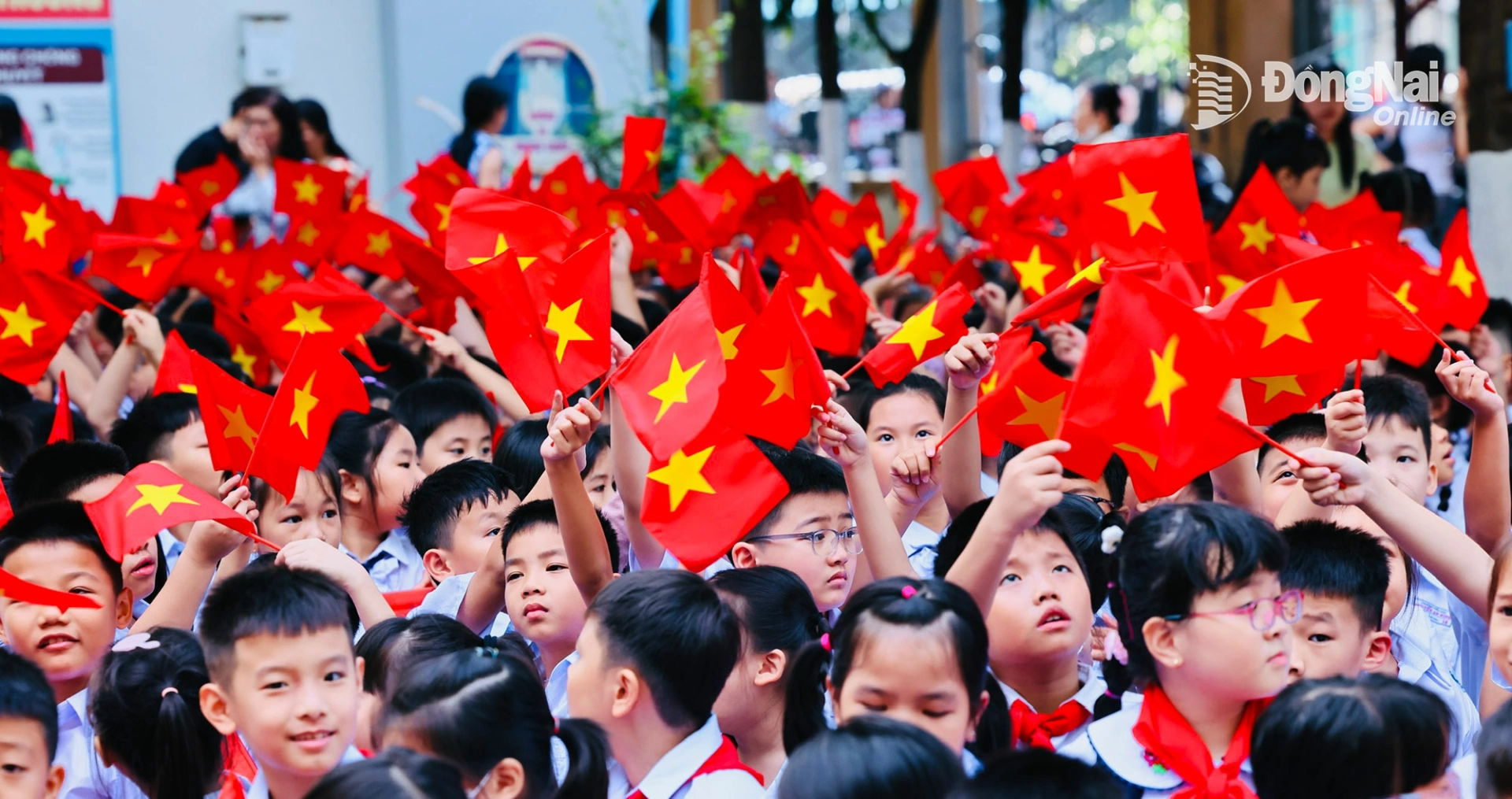 Học sinh Đồng Nai vui mừng bước vào năm học mới 2025-2026. Ảnh: Công Nghĩa