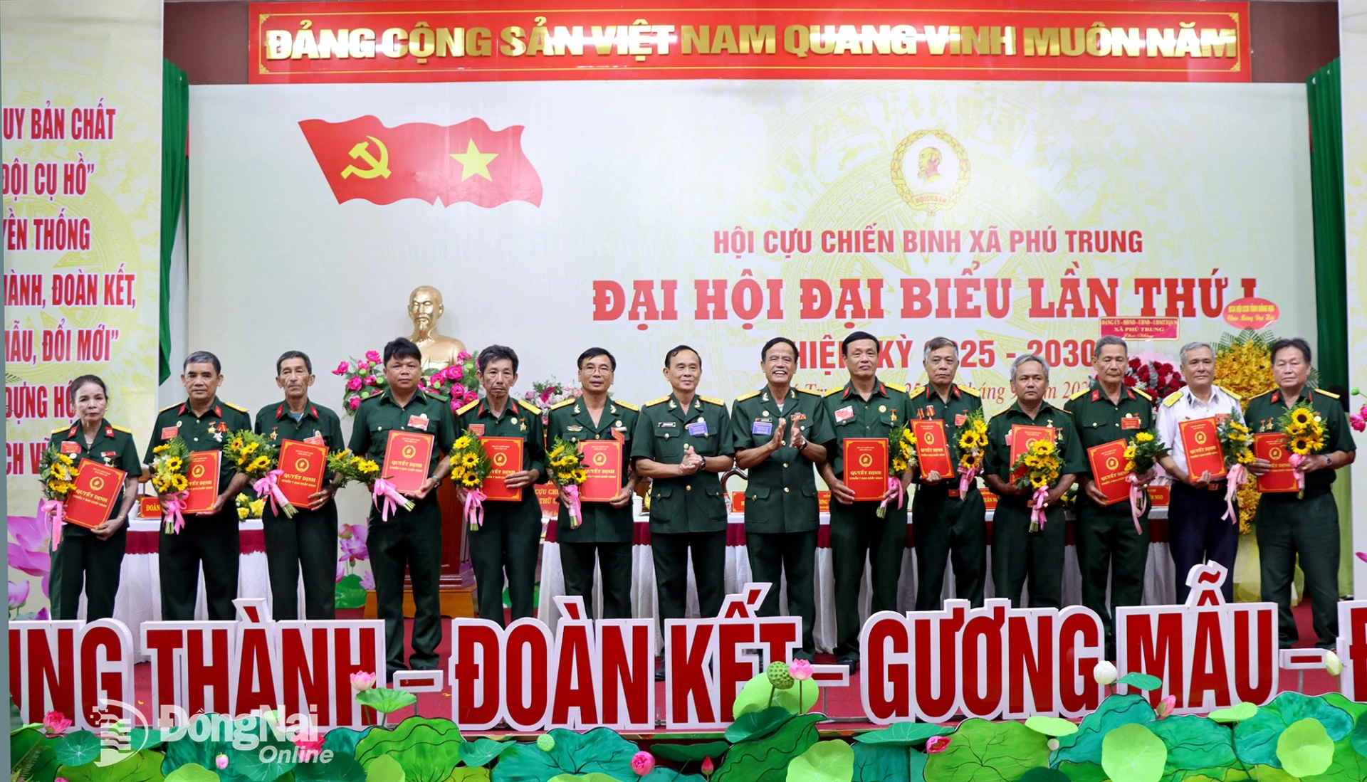 Lãnh đạo Hội Cựu chiến binh tỉnh Đồng Nai trao quyết định và tặng hoa cho Ban Chấp hành Hội Cựu chiến binh xã Phú Trung nhiệm kỳ 2025-2030. Ảnh: Thanh Mảng