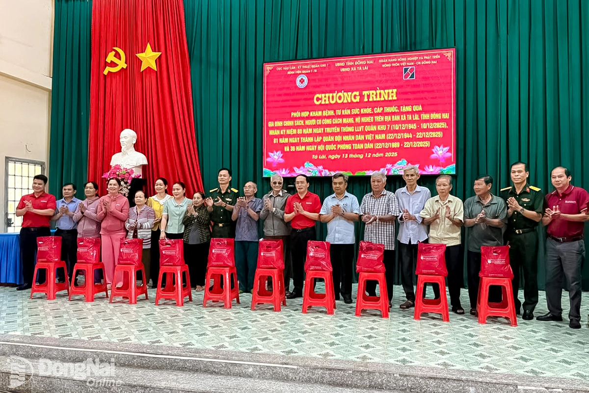 Cùng với khám bệnh, 200 phần quà thiết yếu đã được trao tặng đến các gia đình chính sách, người có công cách mạng, hộ nghèo trên địa bàn xã Tà Lài. Ảnh: Vân Anh