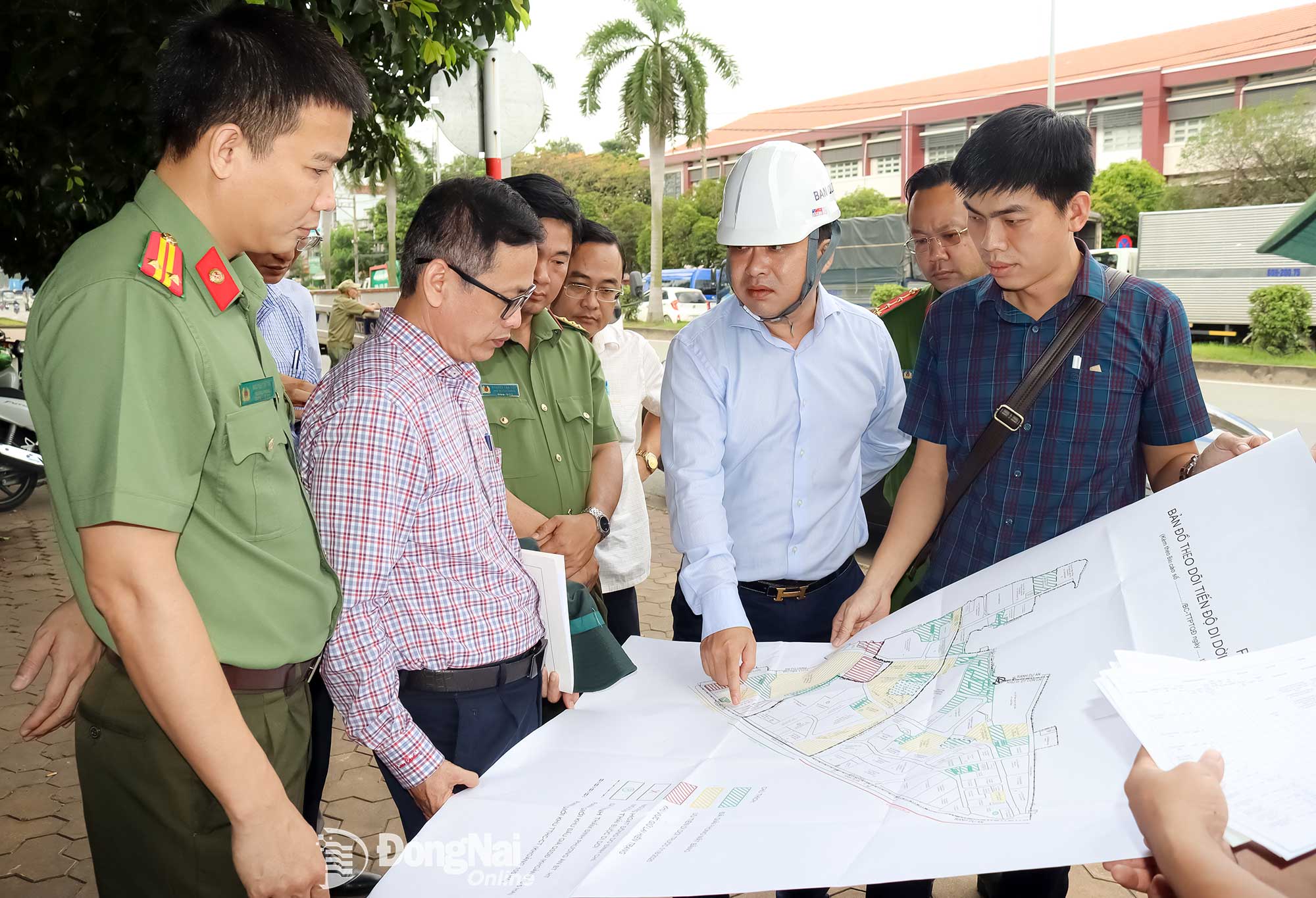 Tỉnh ủy viên, Phó Chủ tịch UBND tỉnh Hồ Văn Hà kiểm tra công tác giải phóng mặt bằng khu đất đấu giá tại phường Trấn Biên. Ảnh: Hoàng Lộc