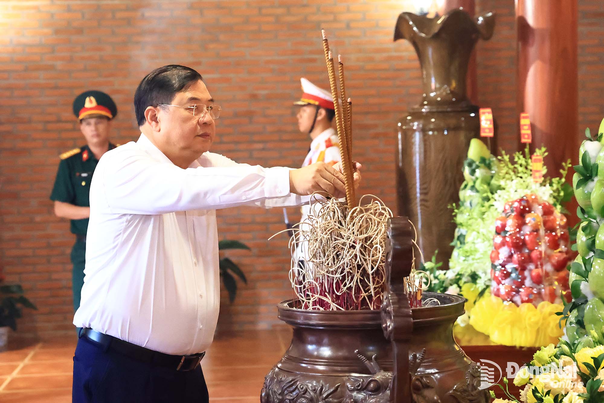 Ủy viên Bộ Chính trị, Phó Thủ tướng Thường trực Chính phủ Phạm Gia Túc dâng hương tại nhà thờ. Ảnh: Công Nghĩa