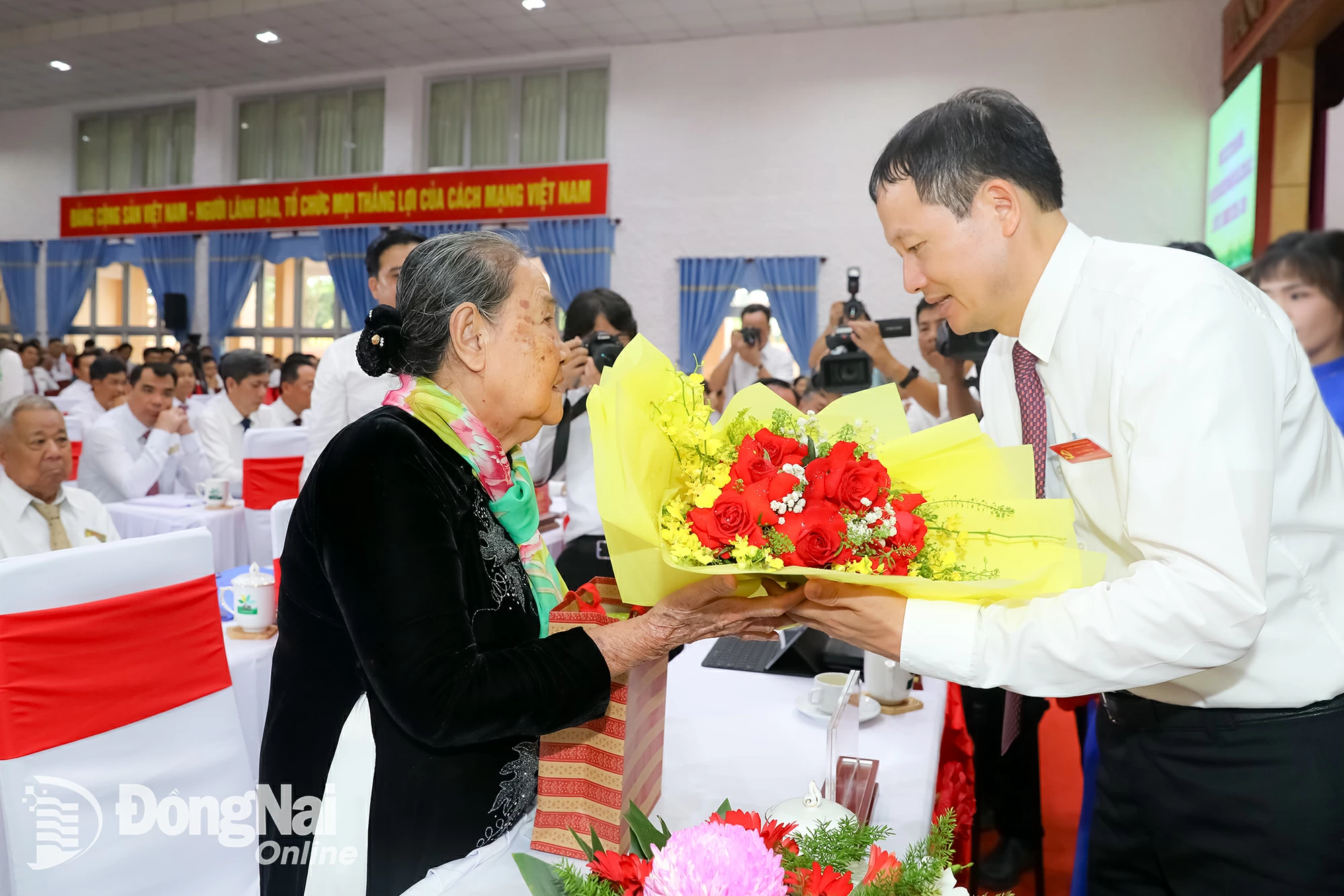 Đồng chí Vũ Hồng Văn, Bí thư Tỉnh ủy, Trưởng đoàn Đại biểu Quốc hội tỉnh Đồng Nai tặng hoa mẹ Việt Nam anh hùng. Ảnh Huy Anh