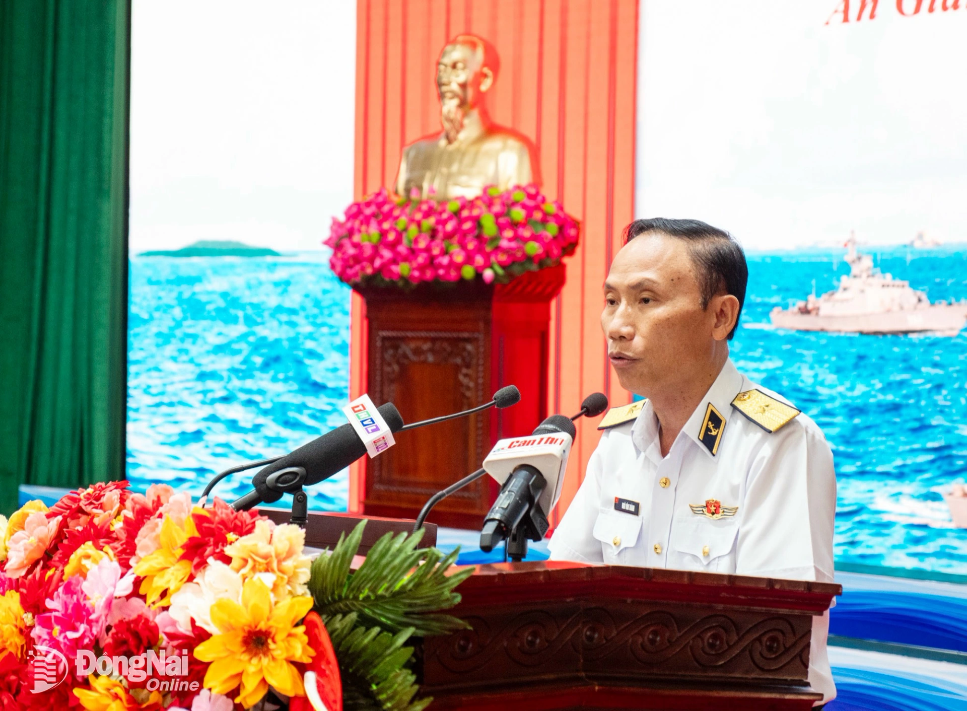 Chuẩn Đô đốc Ngô Văn Thành, Bí thư Đảng ủy, Chính ủy Vùng 5 Hải quân phát biểu tại chương trình. Ảnh: Xuân Lượng