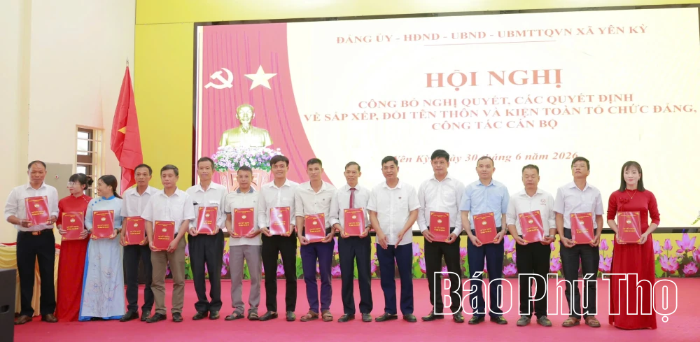 Yên Kỳ công bố quyết định sắp xếp, đổi tên thôn và kiện toàn cán bộ