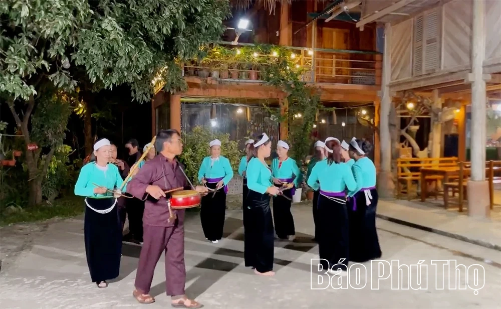 Chàng trai Mường và khát vọng giữ hồn bản bên Vịnh Hiền Lương