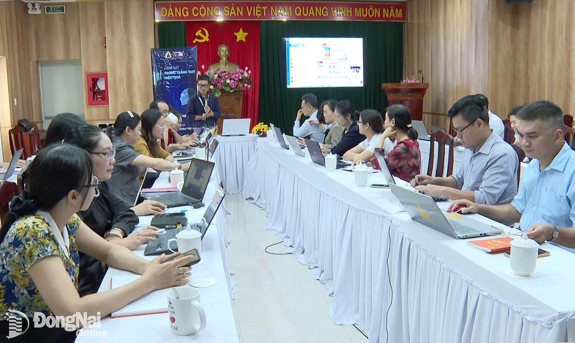 Cán bộ, công chức Ban Tuyên giáo và Dân vận Thành ủy tham dự tập huấn ứng dụng trí tuệ nhân tạo. Ảnh: Văn Đoàn