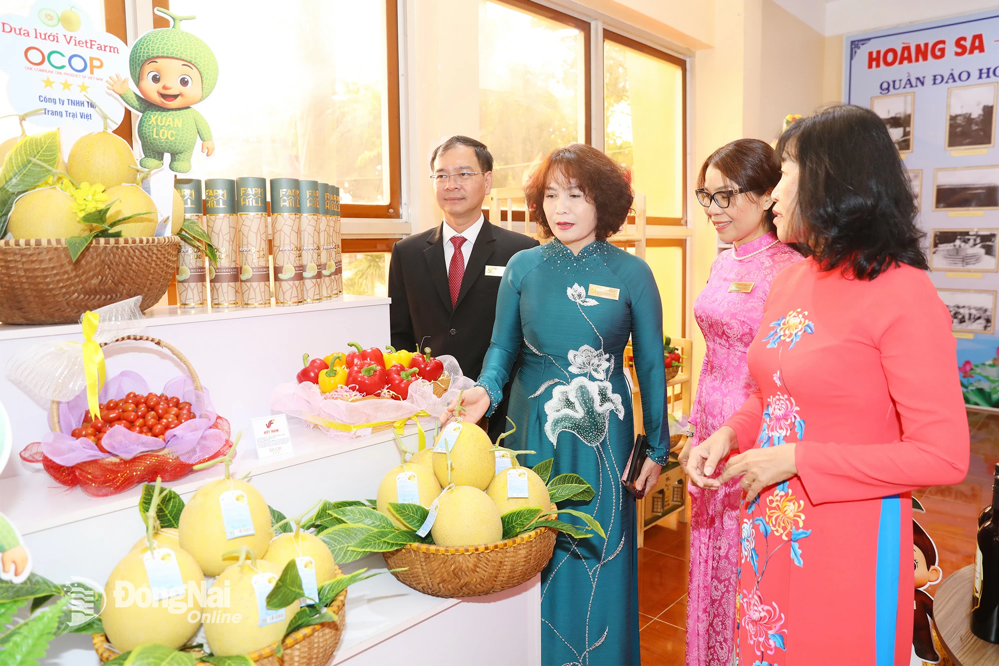 Bí thư Đảng ủy, Chủ tịch HĐND xã Xuân Lộc Nguyễn Thị Cát Tiên (thứ 2 từ trái qua) giới thiệu các sản phẩm nông nghiệp của xã. Ảnh: Huy Anh