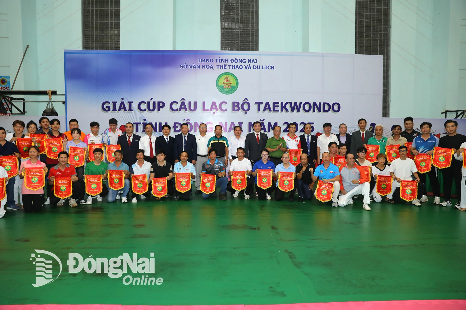 Các đại biểu, Ban tổ chức giải cùng đại diện các câu lạc bộ tham dự giải tại lễ khai mạc. Ảnh: Huy Anh