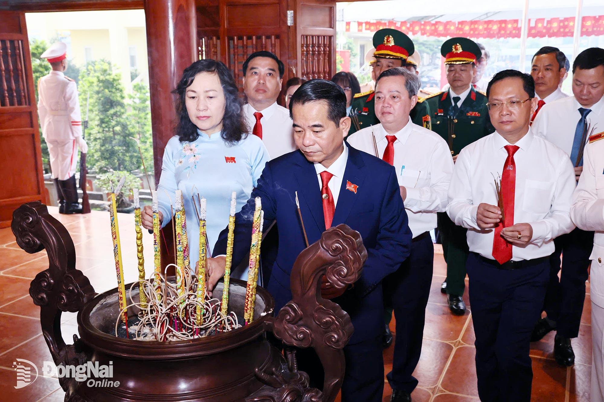 7. Lãnh đạo tỉnh và đoàn đại biểu dự Đại hội đại biểu Đảng bộ tỉnh Đồng Nai lần thứ I, nhiệm kỳ 2025-2030 dâng hương. Ảnh: Công Nghĩa