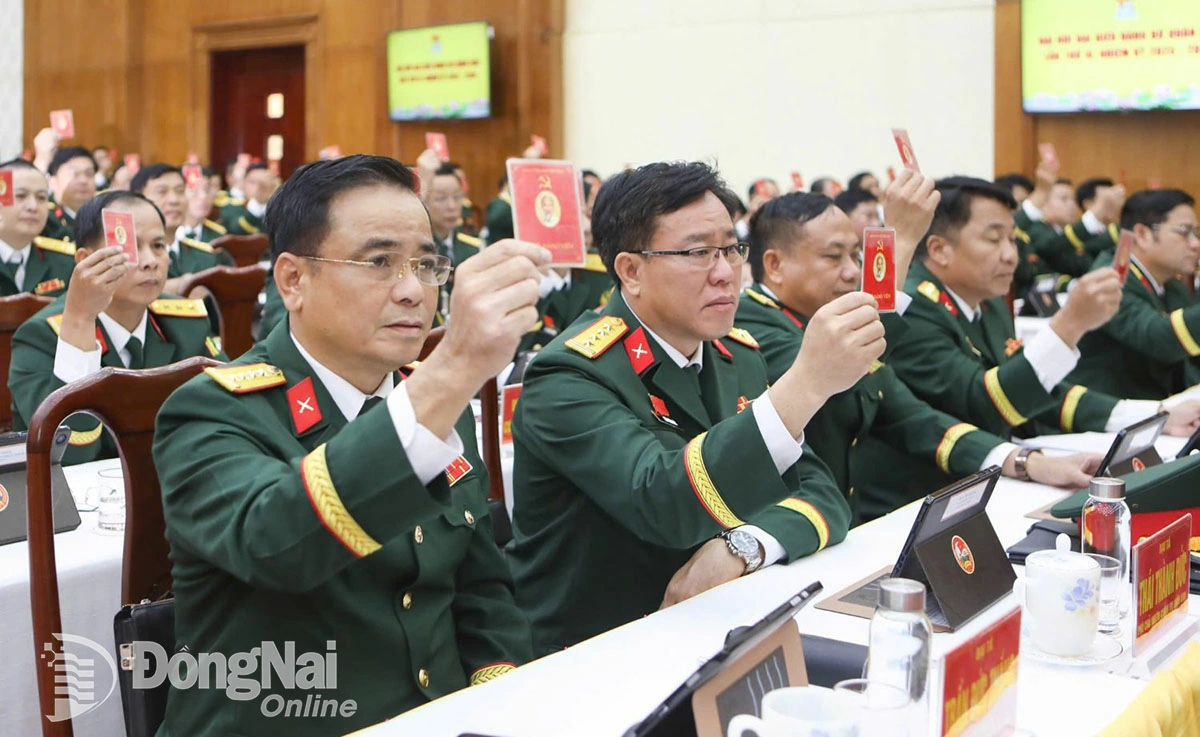 Đại biểu biểu quyết thông qua nội dung, chương trình làm việc phiên khai mạc chính thức. Ảnh: Nguyệt Hà